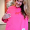 Pinkes Sweatshirt mit leuchtender roter Bulldogge dem Logo von Moselzeug