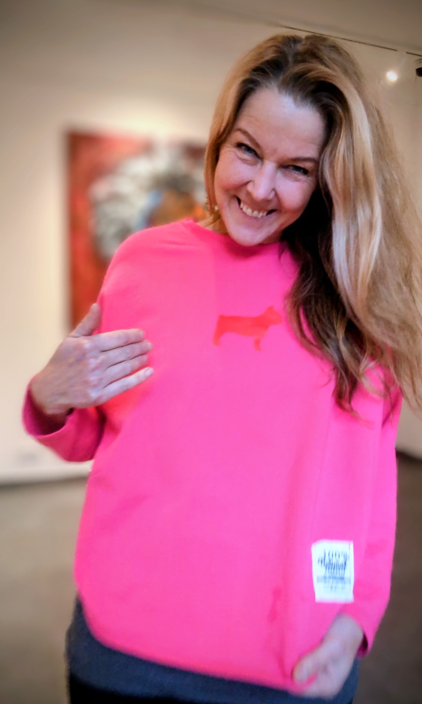 SWEATSHIRT Roter Hund | Moselzeug 1 Pinkes Sweatshirt mit leuchtender roter Bulldogge dem Logo von Moselzeug