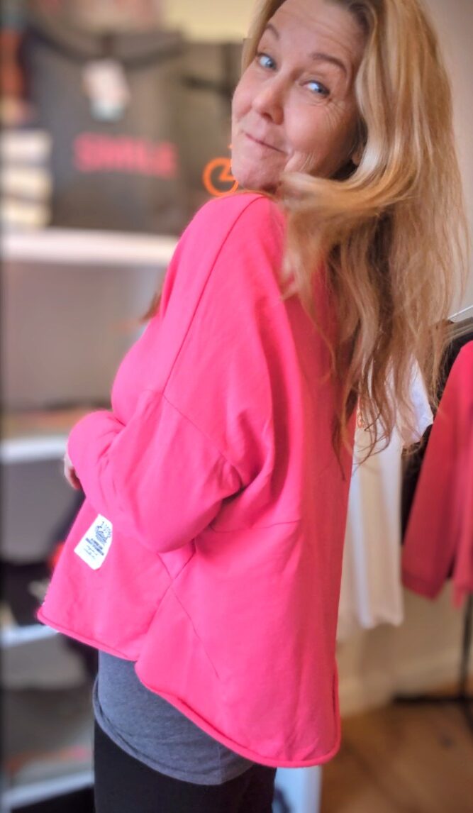 SWEATSHIRT Roter Hund | Moselzeug 3 Sweatshirt Roter Hund von Moselzeug in knalligem pink