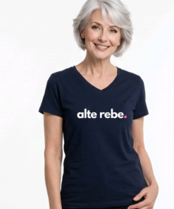 Ältere Frau trägt Moselzeug Shirt mit Aufschrift alte Rebe