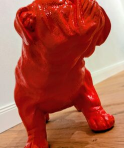 Rote Bulldogge aus Kunststoff, sitzend.