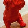 Rote Bulldogge aus Kunststoff, sitzend.