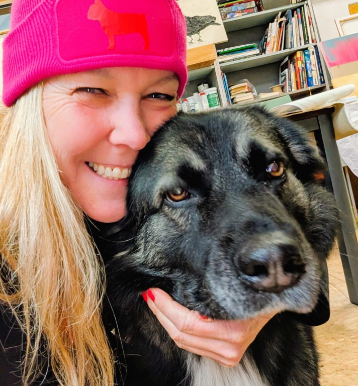 Gustav, der Hund von der Kunstgalerie Moselzeug mit Biggi