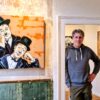DRUCK Stan und Ollie | Moselzeug 5 Holger Freihöfer in der Kunstgalerie Moselzeug vor einem seiner Gemälde
