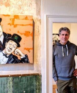 Holger Freihöfer in der Kunstgalerie Moselzeug vor einem seiner Gemälde