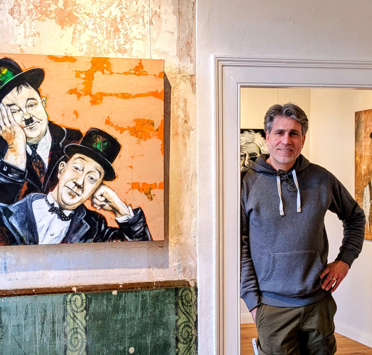DRUCK Stan und Ollie | Moselzeug 2 Holger Freihöfer in der Kunstgalerie Moselzeug vor einem seiner Gemälde
