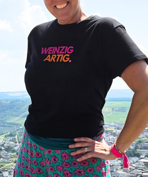 Moselzeug Shirt in schwarz im Weinberg an der Mosel mit Aufschrift Weinzigartig