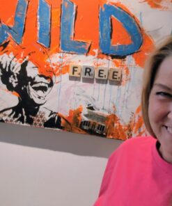 Moselzeug Druck Wild & Free buntes Gemälde mit lachender Frau