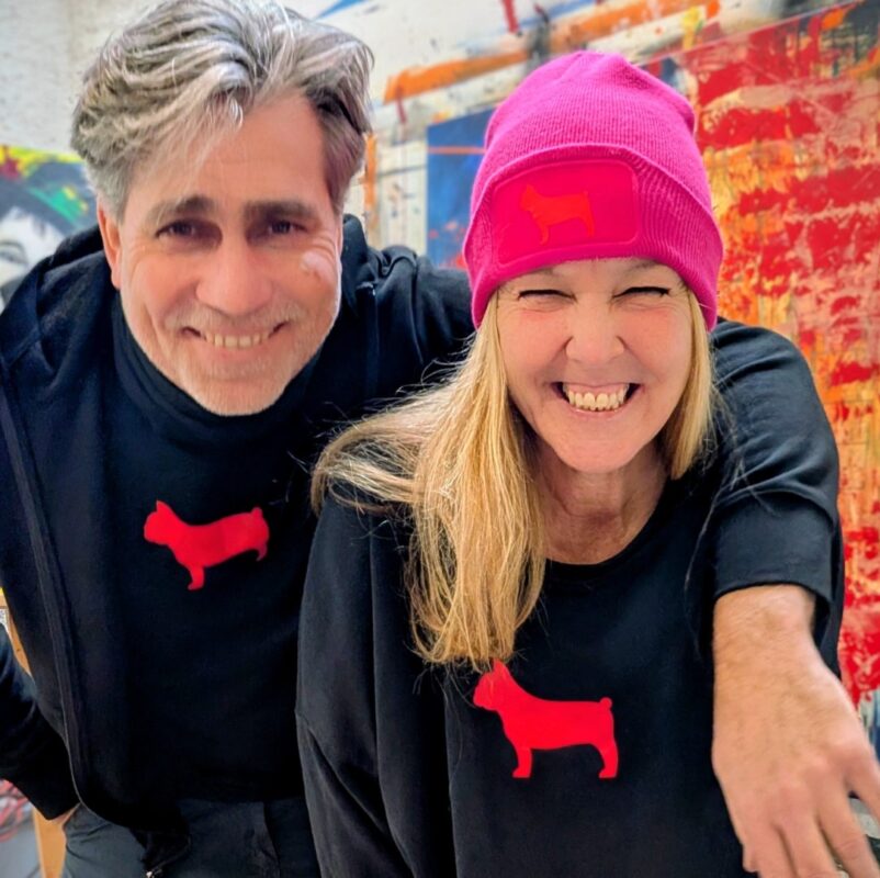 Das Künstlerpaar Biggi und Holger Freihöfer lächeln in die Kamera