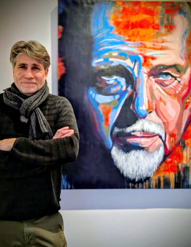 Holger Freihöfer Maler und Architekt vor seinem Bildvon Peter Gabriel ausgestellt in der Kunstgalerie Moselzeug in Bernkastel-Kues