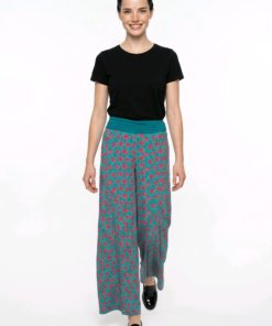 Eine Frau mit einer Hose mit fuchsia farbenen Blumen von Moselzeug