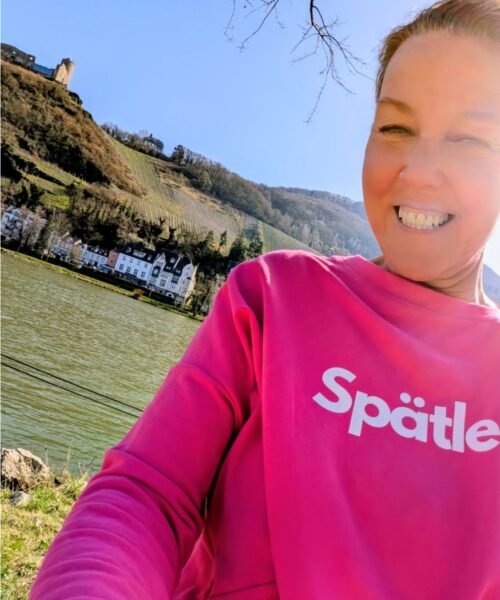 Sweatshirt von Moselzeug mit Spätlese Aufdruck vor der Burg Landshut