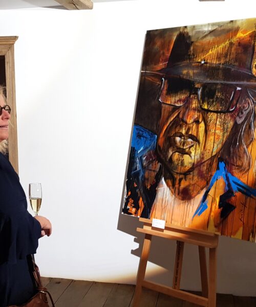 Vernissage Besucherin bewunder Gemälde Udo L.
