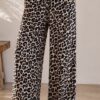 Eine weite Hose mit Leo Print von Moselzeug