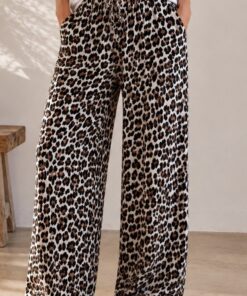 Eine weite Hose mit Leo Print von Moselzeug