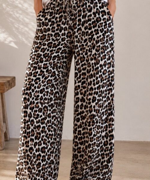 Eine weite Hose mit Leo Print von Moselzeug
