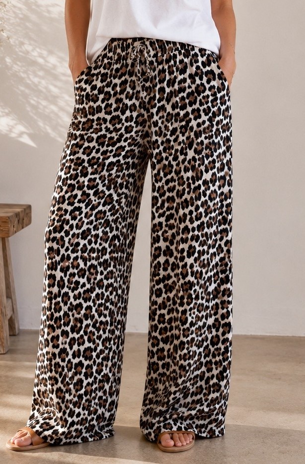 Hose Leo | Moselzeug 1 Eine weite Hose mit Leo Print von Moselzeug