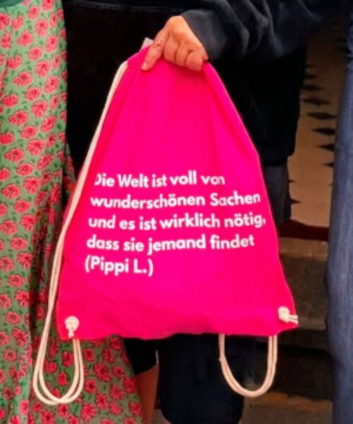 Ein Turnbeutel in pink von Moselzeug mit Zitat Statement
